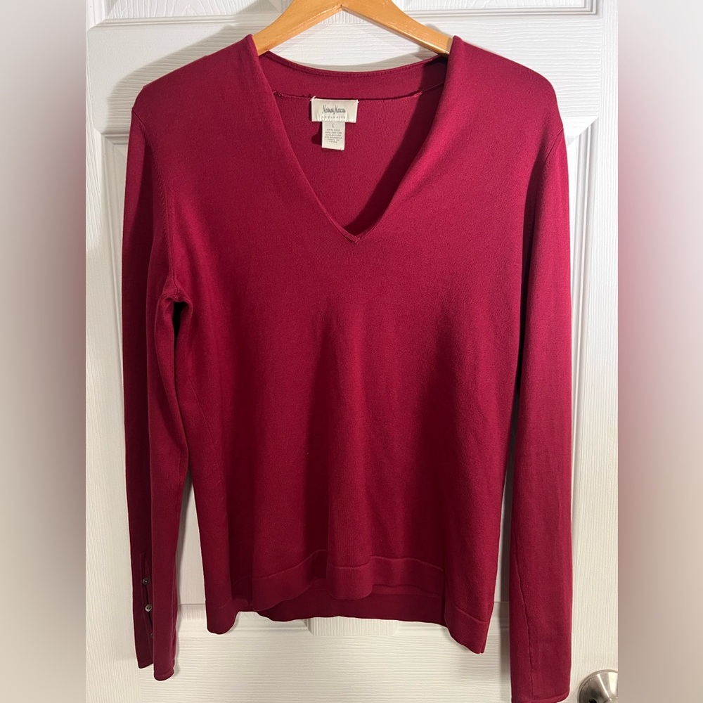 Neiman Marcus Exclusive V Neck Silk Blend Top. Size L